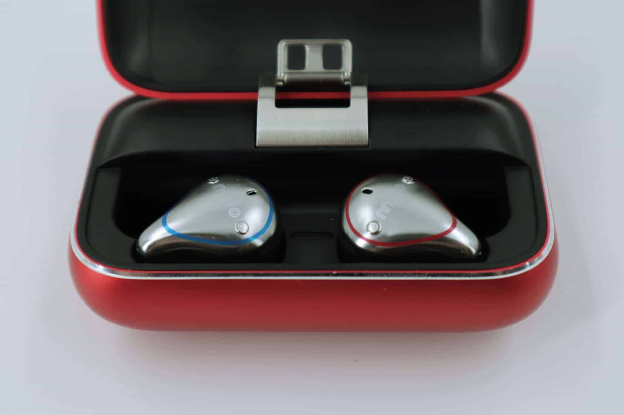 Mifo O5真無線藍牙耳機推薦 左藍右紅耳機設計